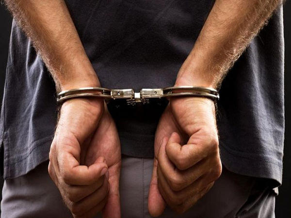 Homem é preso após chamar sobrinho de amigo para passear de carro e fazer sexo oral em adolescente